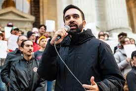 Foto di Zohran Mamdani durante un comizio in strada