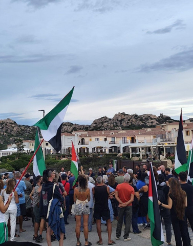 Foto di un presidio davanti al residence Mangia's a Santa Teresa Gallura