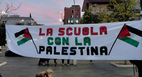 scuola pro palestina striscione a roma