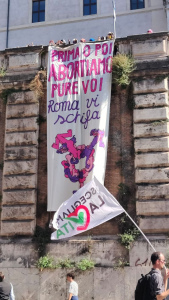 Foto dello striscione di contestazione agli antiscelta