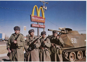 Scena dal film 'Alba Rossa' (1984) raffigurante soldati sovietici di fronte a un Mc Donalds