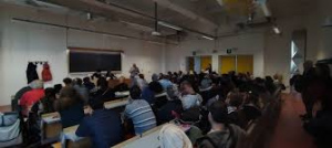 Immagine di un'assemblea al Csoa Ipo'