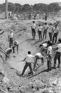 Foto storica: scavo di una fossa comune dopo il massacro