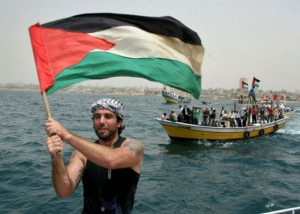 Vittorio arrigoni con bandiera palestinese