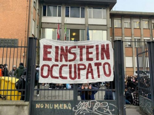 Foto dello striscione Epstein occupato