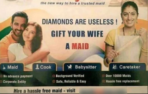 Una pubblicità dell'applicazione invita a regalare alla propria moglie una cameriera. Un marito affettuoso abbraccia la moglie. Di lato, una cameriera sorridente.