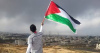 Un ragazzo sventola la bandiera palestinese