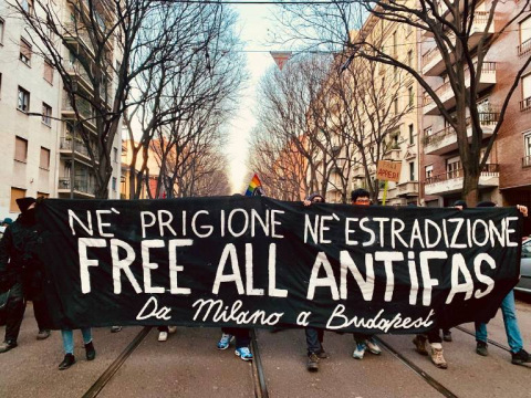 Striscione in corteo: né prigione né estradizione; free all antifas; da Milano a Budapest