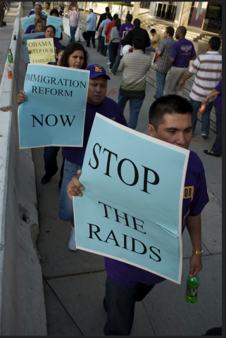 cartello con scritto stop raid