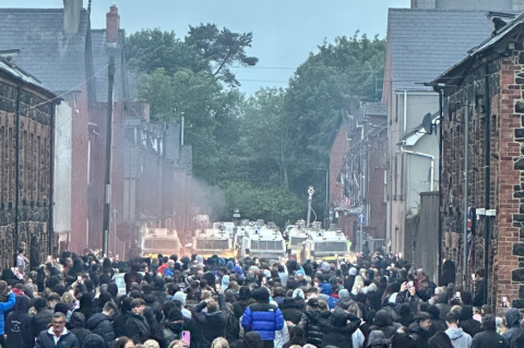 foto di scontri tra forze dell'ordine e gruppi della destra razzista