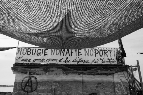 Foto del bilancione occupato con striscione no porto 
