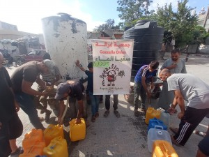 foto di distribuzione di acqua di Gazzella Onlus