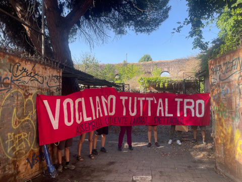 Striscione Vogliamo tutt'altro al Circolo degli Artisti