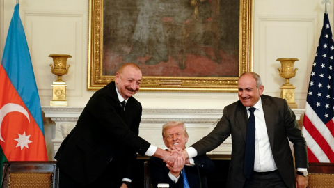 la stretta di mano tra i presidenti di Armenia e Azerbaigian con Trump nel mezzo 