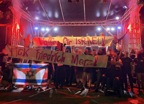  foto di uno striscione antideutsch che chiede ancora armi per Israele