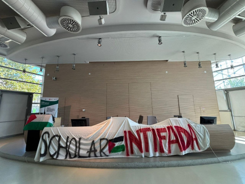 Foto dello striscione Scholar Intifada
