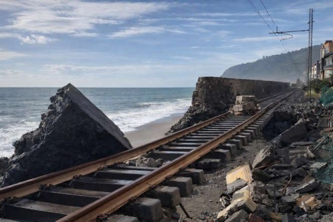 Foto di binai devastati in Sicilia