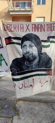 locandina appesa al presidio che ritrae Anan Yaesh e richiama la sua libertà
