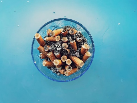 Un posacenere pieno di sigarette