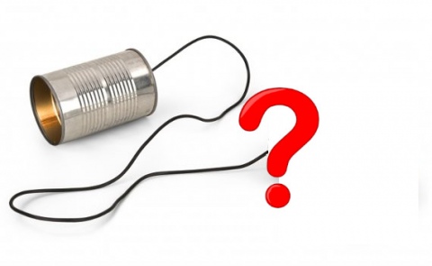 Una lattina collegata ad un filo che termina in un posto interrogativo