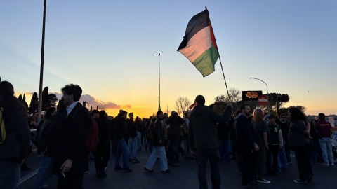 bandiera palestinese sulla tangenziale 