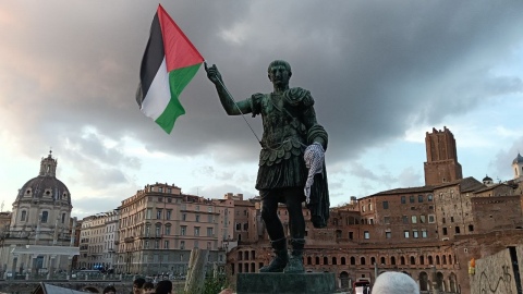 statua di augusto con la bandiera palestinese