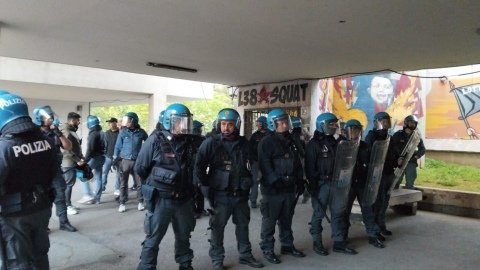 guardie davanti al laurentino 38 