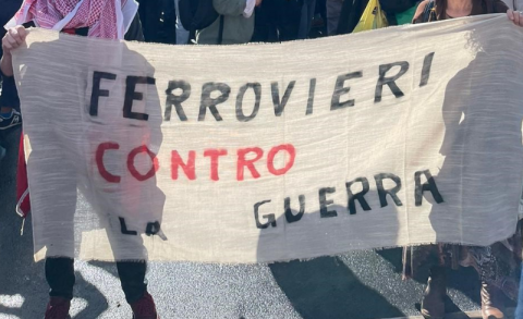 striscione dei Ferrovieri contro la guerra
