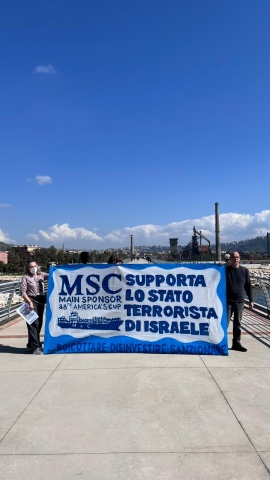 striscione: MSC supporta lo stato terrorista di israele 