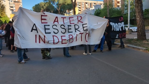 Striscione: è ater a essere in debito