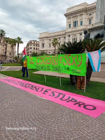 Striscioni in piazza Cavour