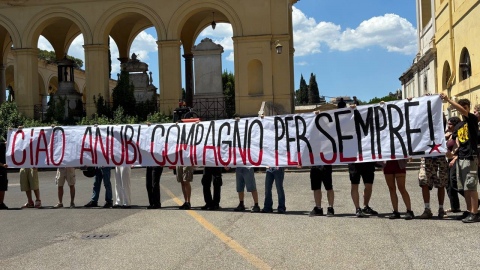 Striscione aperto durante il funerale di Anubi