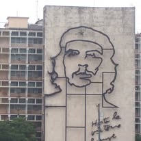 immagine di Che Guevara su un palazzo a Cuba