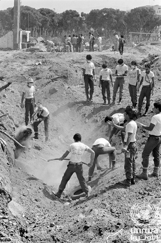 Sabra e Shatila: immagine di persone che scavano una fossa comune