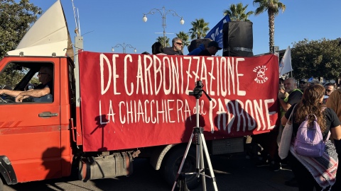 no alla carbonizzazione scritta sul camion 