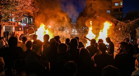 studenti in piazza, piazza in fiamme