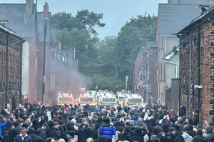 foto di scontri tra forze dell'ordine e gruppi della destra razzista
