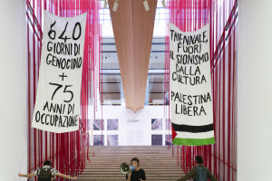 Foto dell'azione di Galassia antisionista alla Triennale di Milano