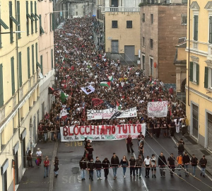 blocchiamo tutto striscione di apertura del corteo 