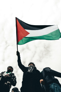 Immagine di persone che manifestano con una bandiera palestinese