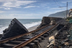 Foto di binai devastati in Sicilia