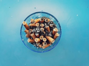 Un posacenere pieno di sigarette