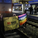 Striscioni contro la guerra sui binari della stazione di Pisa