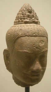 testa di statua dell'arte Khmer