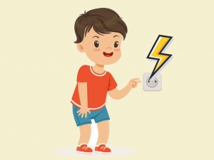 Un bambino mette le dita nella presa