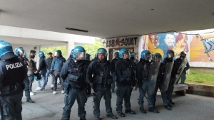 guardie davanti al laurentino 38 