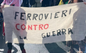 striscione dei Ferrovieri contro la guerra