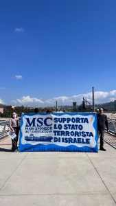 striscione: MSC supporta lo stato terrorista di israele 