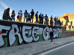 Scritta Free Palestine davanti al Colosseo