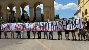 Striscione aperto durante il funerale di Anubi